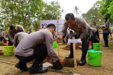 Hadapi Musim Kemarau Tahun Berikutnya Polda Jateng Tanam Seribu Pohon