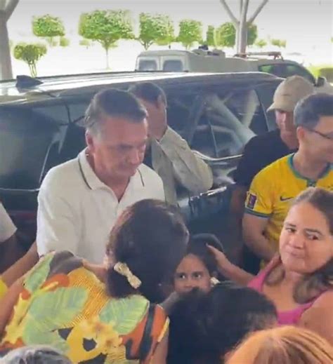 Após três dias Bolsonaro se despede do Acre e é tietado por fãs em