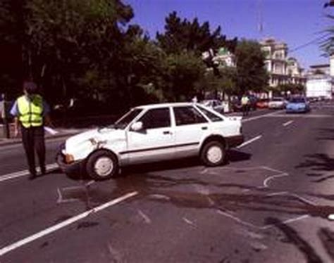 Un conductor sin carné ni seguro vuelca con su coche frente a la