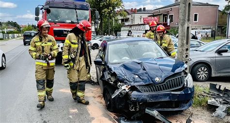 ZĄBKI Czołowe zderzenie podczas wyprzedzania W jednym z aut było 8