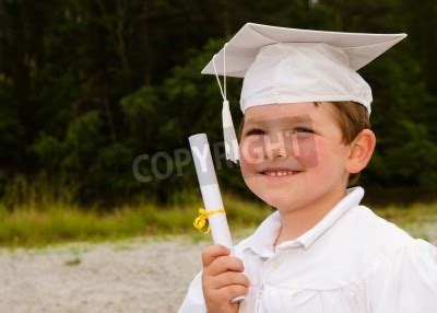 Chico Joven Con Toga Y Birrete Y El Certificado Para La Graduaci N