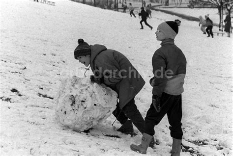 Ddr Fotoarchiv Berlin Kinder Bauen Einen Schneemann In Berlin