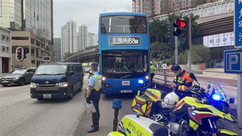 荃灣青山公路小巴撞九巴車尾 至少8人受傷 星島日報