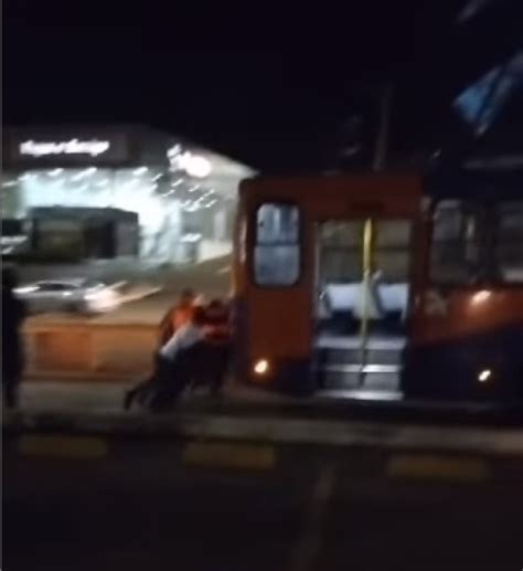 Passageiros empurram ônibus quebrado em VG veja vídeo ReporterMT