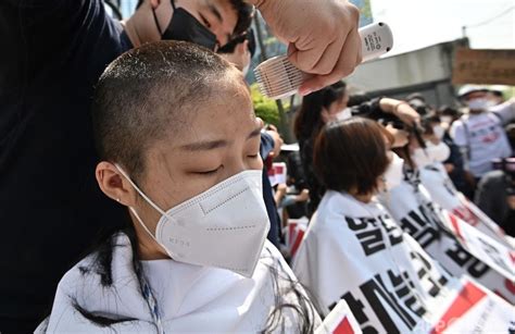 頭丸めて処理水放出に抗議、ソウルの日本大使館前 写真5枚 国際ニュース：afpbb News