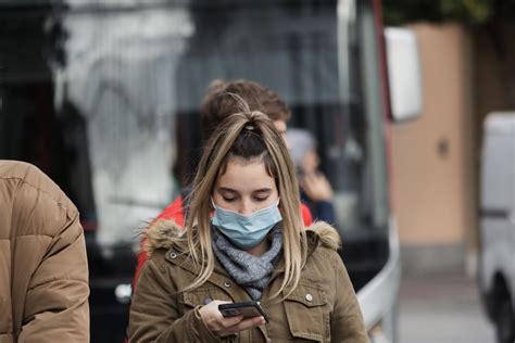 Vuelven Las Mascarillas Sanidad Estudia Su Uso Obligatorio En