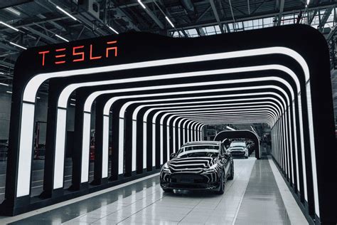 Vidéo Immersion à hauteur de drone dans la gigafactory de Tesla à Berlin