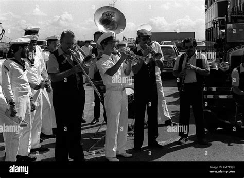 Eine westdeutsche Band tritt für deutschen Marineschiffe auf