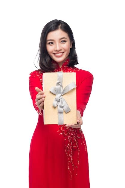 Mujer Joven Vietnamita En Vestido De Ao Dai Con Caja De Regalo Foto