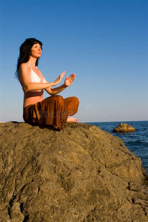 Meditación De La Mujer En La Playa Foto de archivo Imagen de medicina