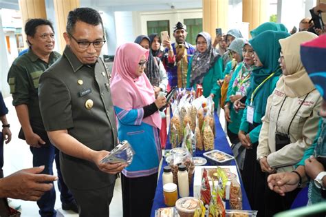 Rasman Bagikan 100 Sertifikat Halal Gratis Ke Pelaku IKM Baubau