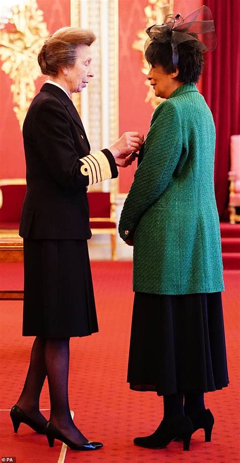 Hot Sexy Moira Stuart Bikini Pics