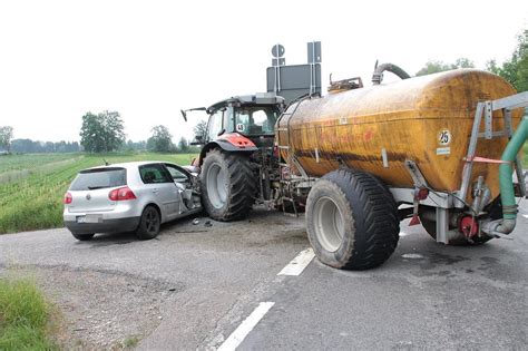 Rohrdorf Fotos vom Unfall zwischen Auto und Traktor mit Gülleanhänger