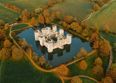 Foto A Rea De Um Magn Fico Castelo Antigo No Meio De Um Lago Cercado