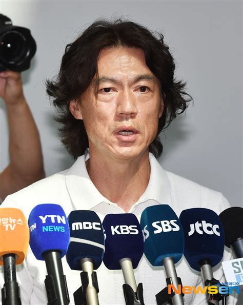 ‘부임 직후 유럽 출장 홍명보 감독 25일 귀국 예정 손에 잡히는 뉴스 눈에 보이는 뉴스 뉴스엔