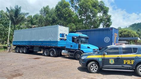 Polícia Rodoviária Federal autua caminhoneiro que levava container