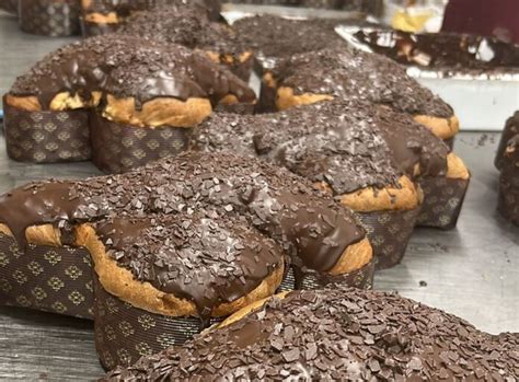 La Colomba Batte L Uovo Di Cioccolato Per La Tavola Di Pasqua Dati