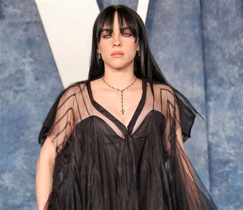 Billie Eilish sorprende con nueva imagen y vestido estilo gótico