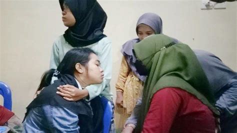 KESAL Tunangan Tak Belikan Cincin Emas Gadis Nekat Mau Loncat Ke