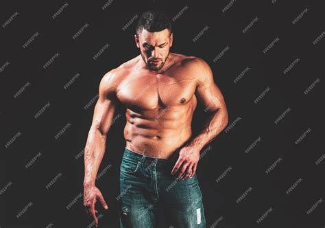 Bel Homme Masculin Mec Musclé Avec Un Torse Sexy Modèle Masculin