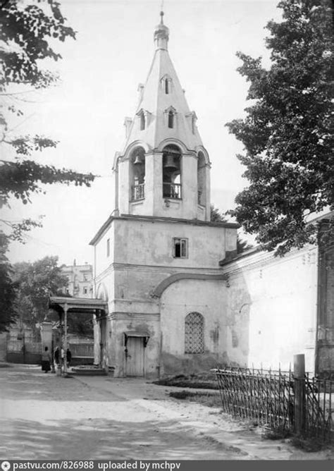 Зубовская улица. Колокольня Церкви Знамения Пресвятой Богородицы в Зубове