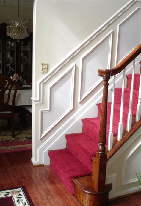 D Coration Escalier Droit En Tapis Framboise Et Moulure Blanche Chic