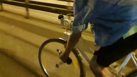 Betrunkener Obdachloser öffnet Bier mit Fahrrad YouTube