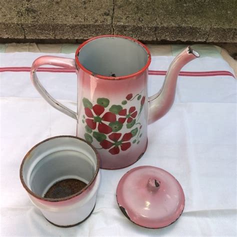 Ancienne cafetière en tôle émaillée rose et blanche décor floral