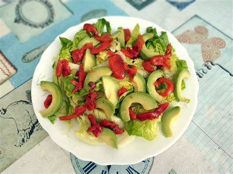 Ensalada de cogollos aguacates y pimientos asados a la leña