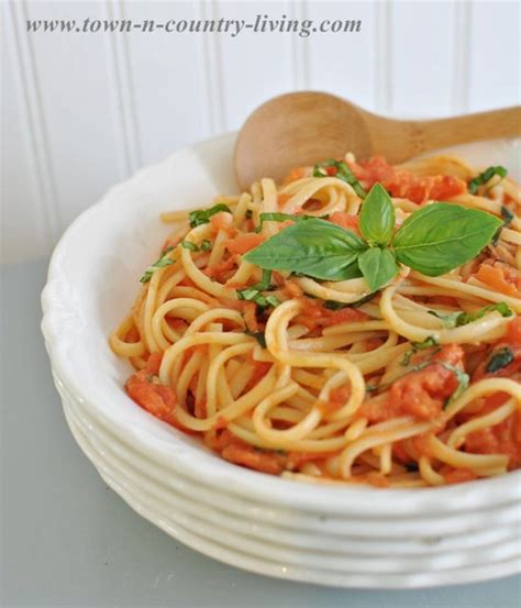 Best Ever Spaghetti With Tomato And Basil Recipe Town And Country Living