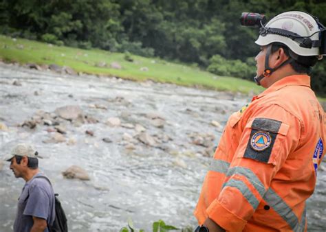 BUSCAN PERSONA QUE FUE ARRASTRADA POR LA CORRIENTE DEL ACELHUATE