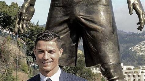 La Estatua De Cristiano Ronaldo Polémica Por Un Aparatoso Bulto En Su Pantalón