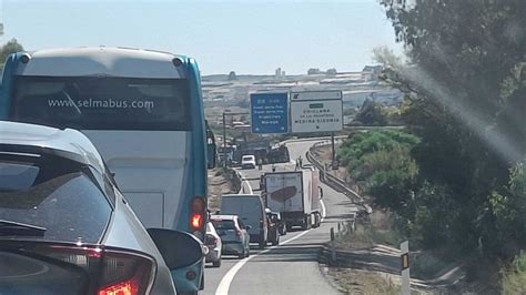 Las Im Genes Del Cami N Volcado Y Las Largas Retenciones En Chiclana