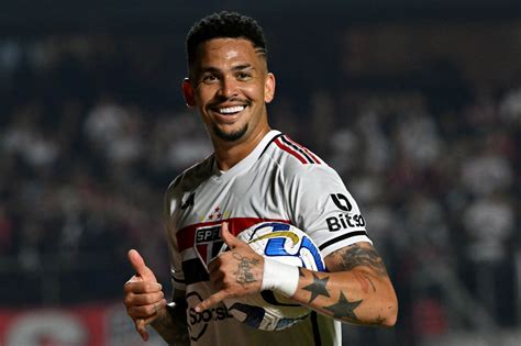 Luciano renova São Paulo veja os números do atacante no tricolor