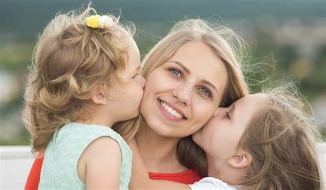 Deux Filles Embrasser Maman Isolée Sur Fond Blanc Image stock Image