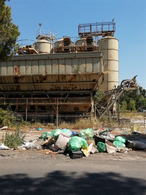 Rifiuti Immagine Di Ordinario Degrado InformaLibera