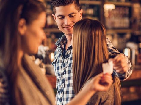 Homem Que Olha Para Outras Dicas Para Lidar