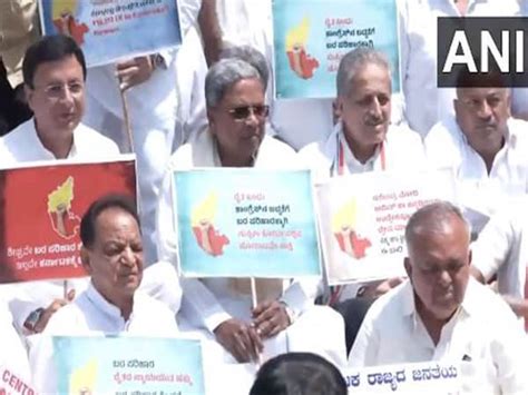 Karnataka Cong Leaders Protest Against Centre Over Non Release Of