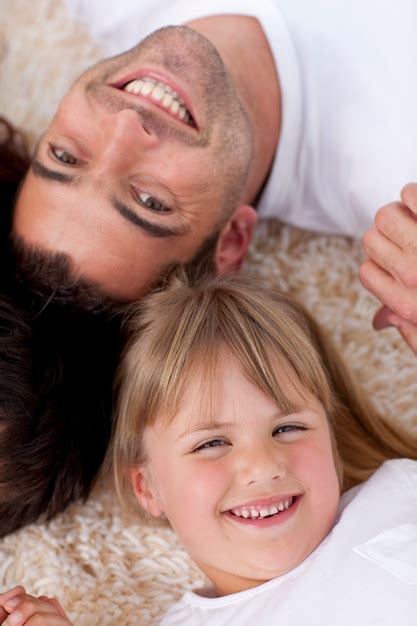 Retrato De Padre E Hija En El Piso Con Cabezas Juntas Foto Premium