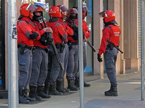 Polic A Foral La Polic A Foral Dejar De Usar Pelotas De Goma A