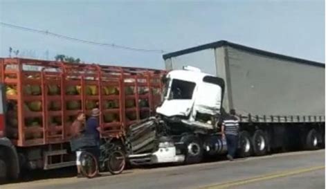 Um acidente envolvendo quatro veículos foi registrada na rodovia BR