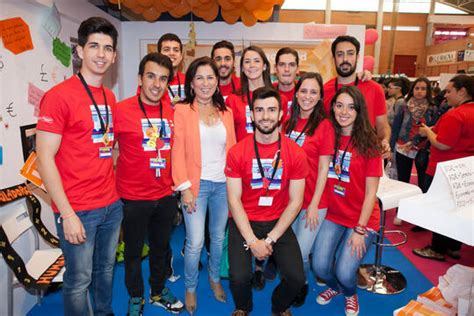 Beatriz Lacomba Con El Voluntariado Del Estand De La Facultad De