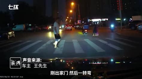 男童夜间在马路上玩轮滑险被撞，车主：从视角盲区冲出，后怕手机新浪网