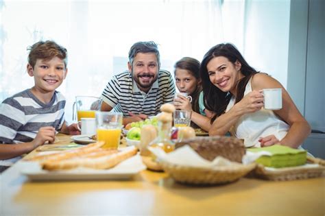 Retrato De Familia Feliz Desayunando Juntos Foto Premium