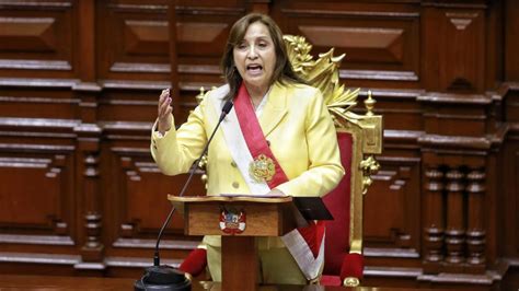 Dina Boluarte Primera Presidenta De Per La Abogada De Carrera