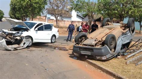 Batida Entre Voyage E Fiat Uno Deixa Quatro Feridos Reportermt Mato