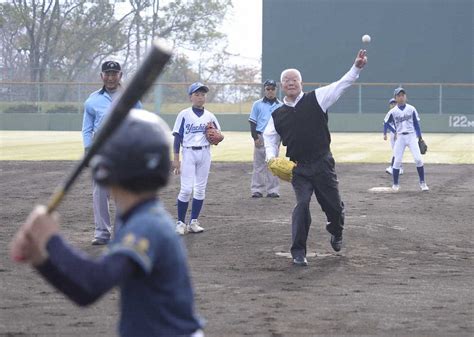 始球式を務める鈴木啓示氏 ― スポニチ Sponichi Annex 野球