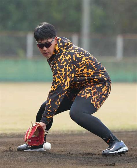 巨人・岡本和真がド派手コーデ べっ甲柄ウエアで存在感「これで行くと昨日の夜に決めていた」 サンスポ