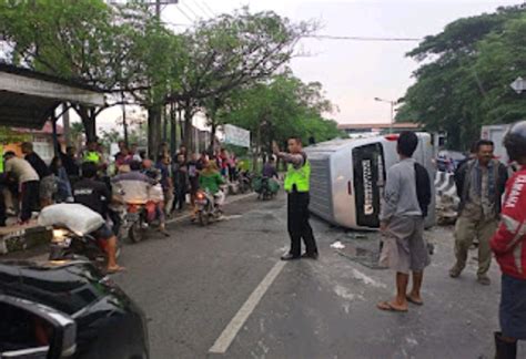 Minibus Tabrak Tiang Lampu Jalan Dan Pembatas Jalan 5 Penumpang Luka