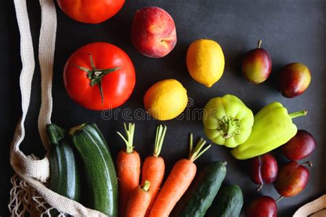 Bolsa De Malla Con Frutas Y Verduras Imagen De Archivo Imagen De